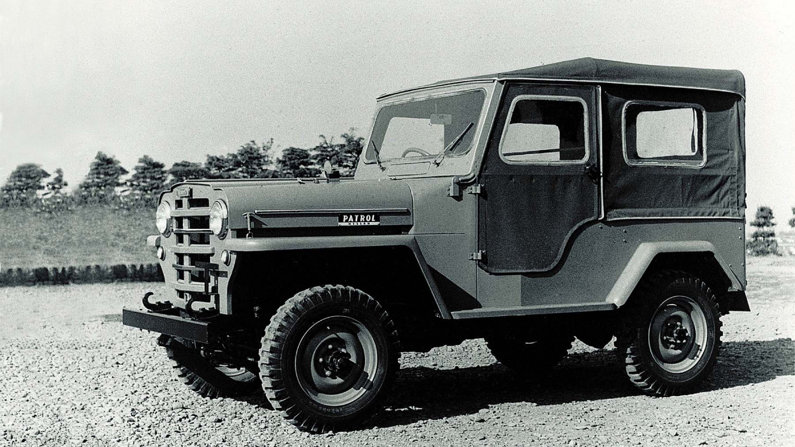 Η πρώτη γενιά του τετρακίνητου μοντέλου της Nissan, η 4W60, διέθετε έναν εξακύλινδρο σε σειρά κινητήρα 3,7 λίτρων και πωλήθηκε αποκλειστικά στην Ιαπων